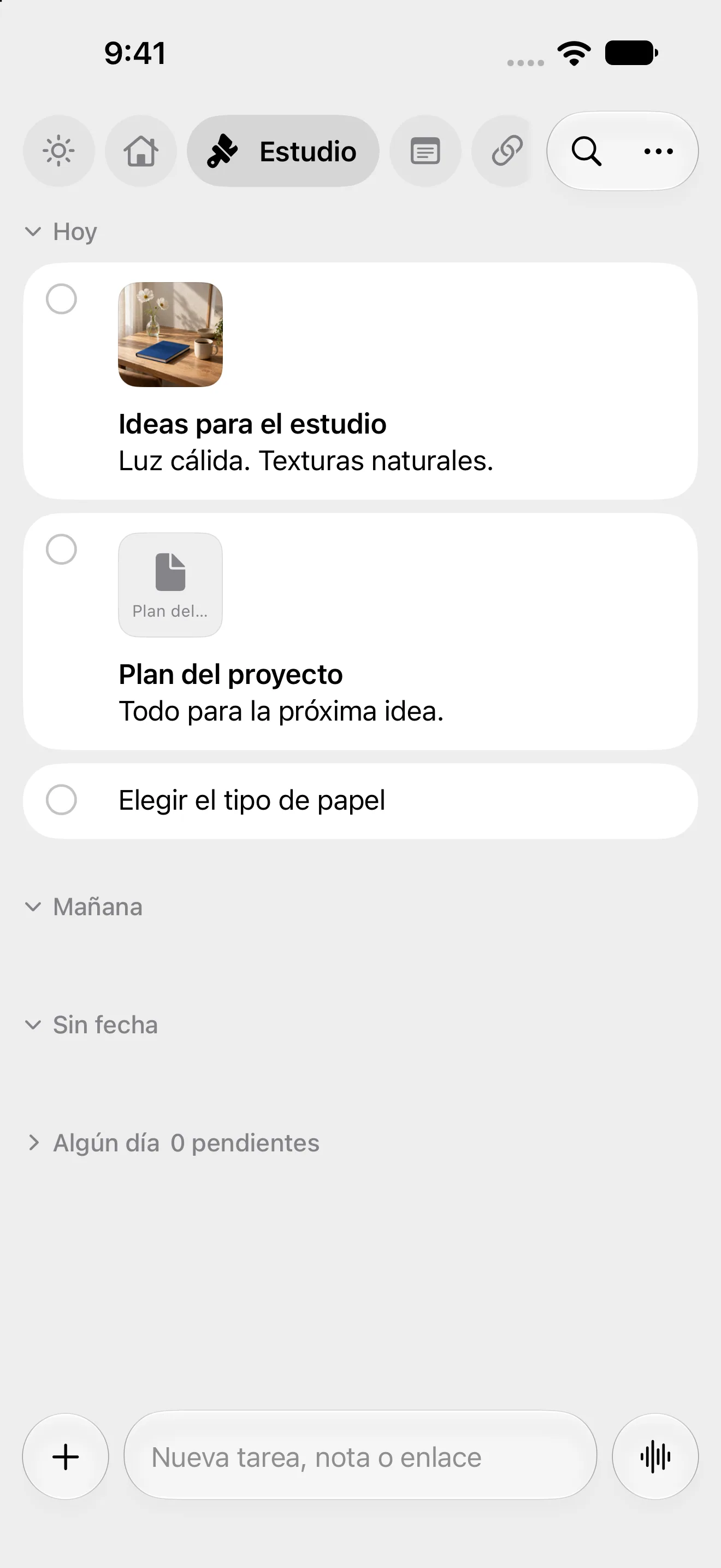 Un tablero de Slate con una foto y un PDF junto a los elementos de tareas.